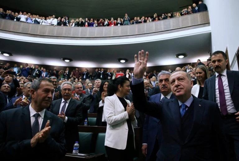 Δύσκολα τα πράγματα για τον Σουλτάνο:  Δημοσκόπηση δείχνει… θρίλερ για Ερντογάν και Βουλή